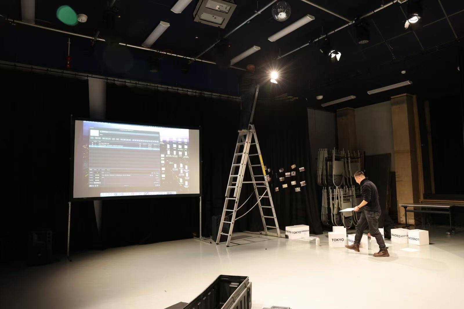 放映前的场地搭建 / Preparing the screening space