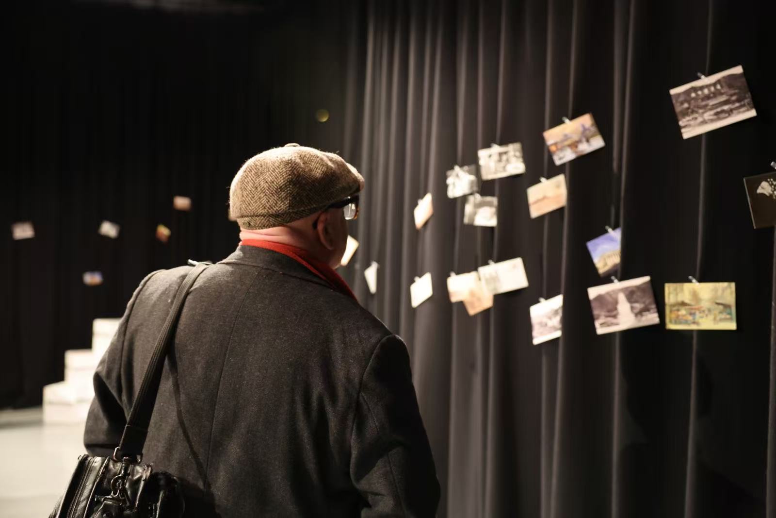 观众参与的记忆照片墙 / The audience memory wall