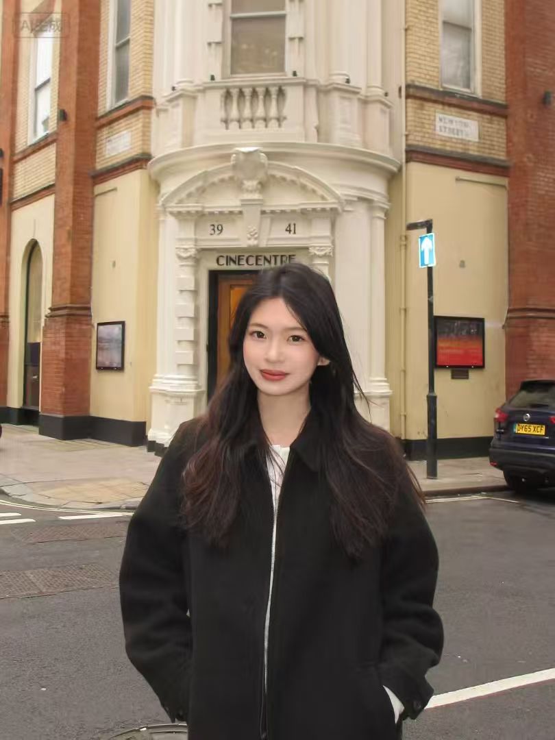 韩江雪在 Cinecentre 门前 / Jiangxue Han outside Cinecentre