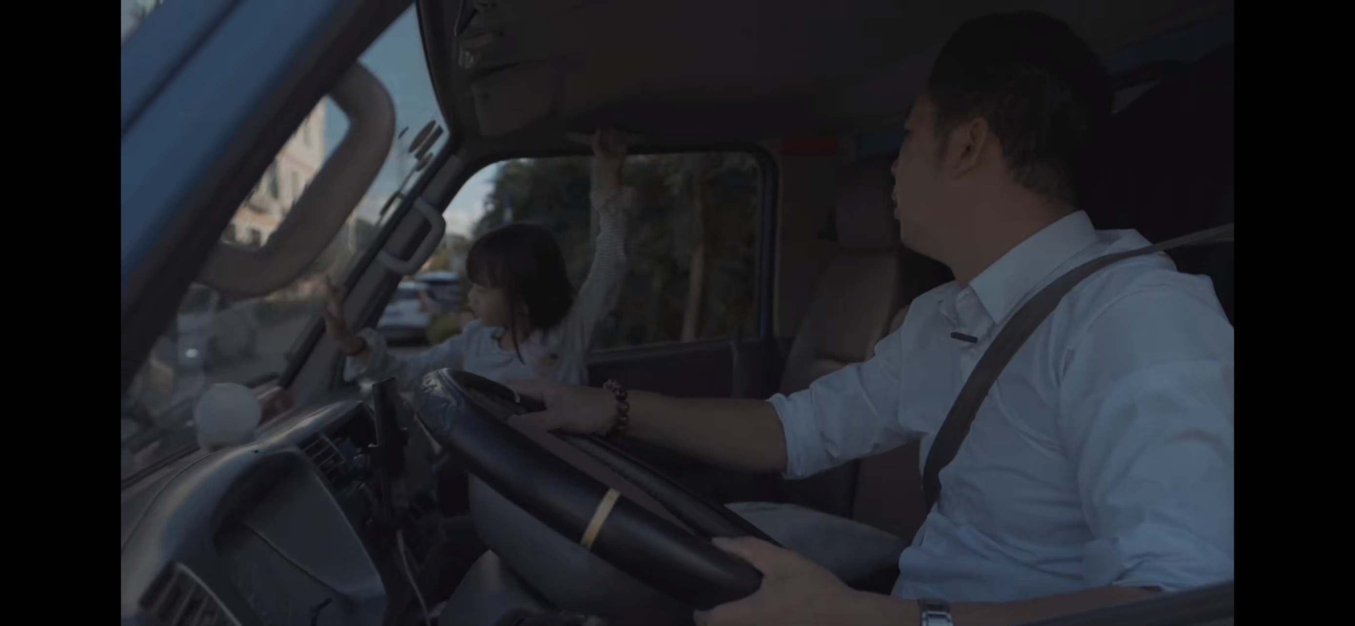 车内的父女关系 / Father and daughter inside the truck
