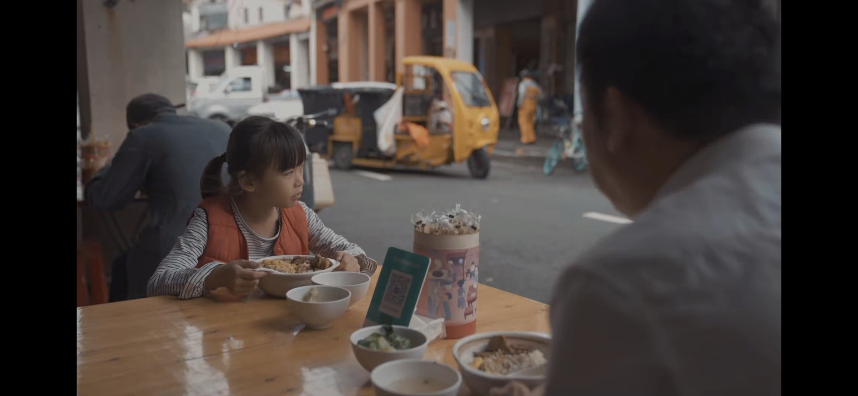 路边餐桌上的短暂停留 / A pause at a roadside table