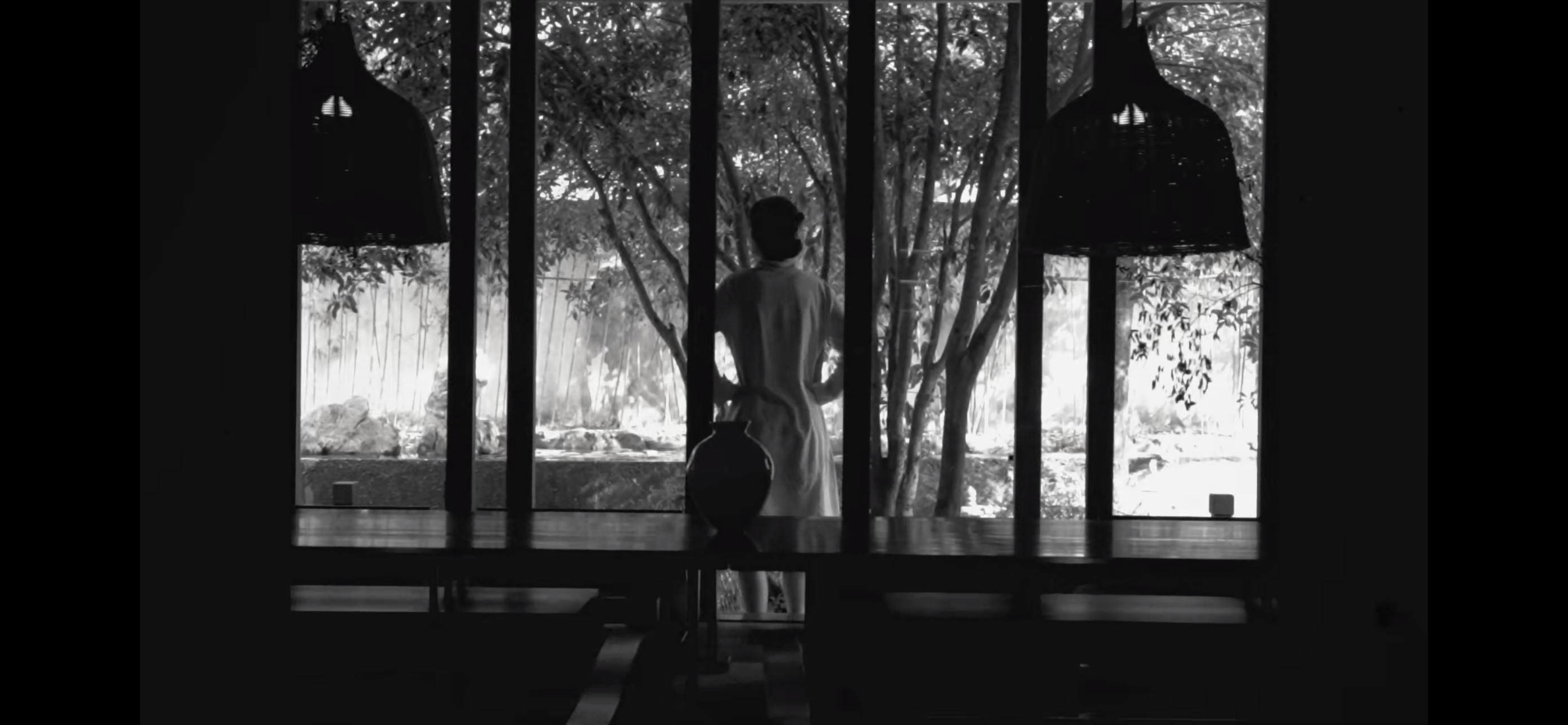 窗前人物与空间 / A figure and the space around her